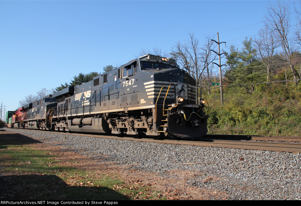 NS 7547 with an easbound train